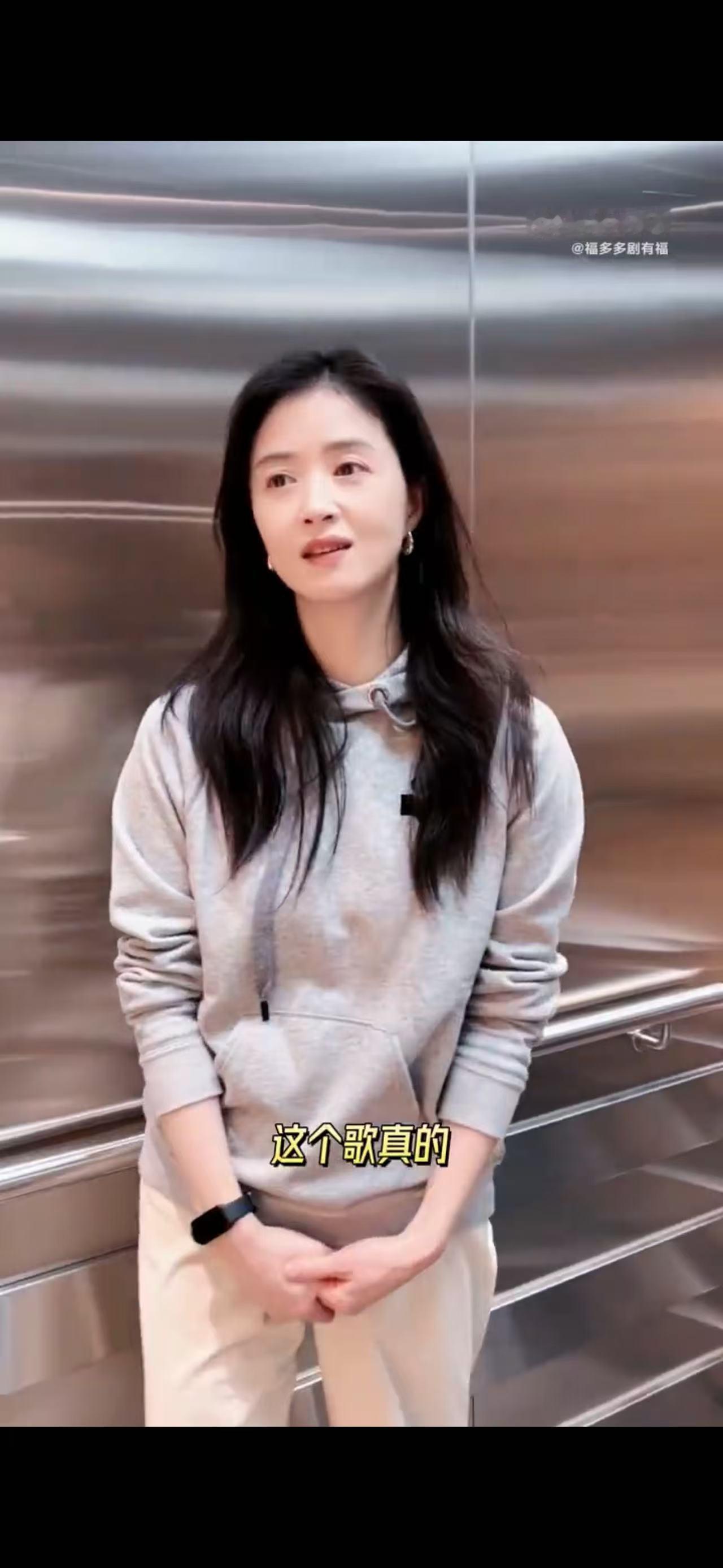 蒋欣素颜彩排  不是吧，蒋欣的美貌真的让人很难不心动~素颜的彩排真的好绝，明明只