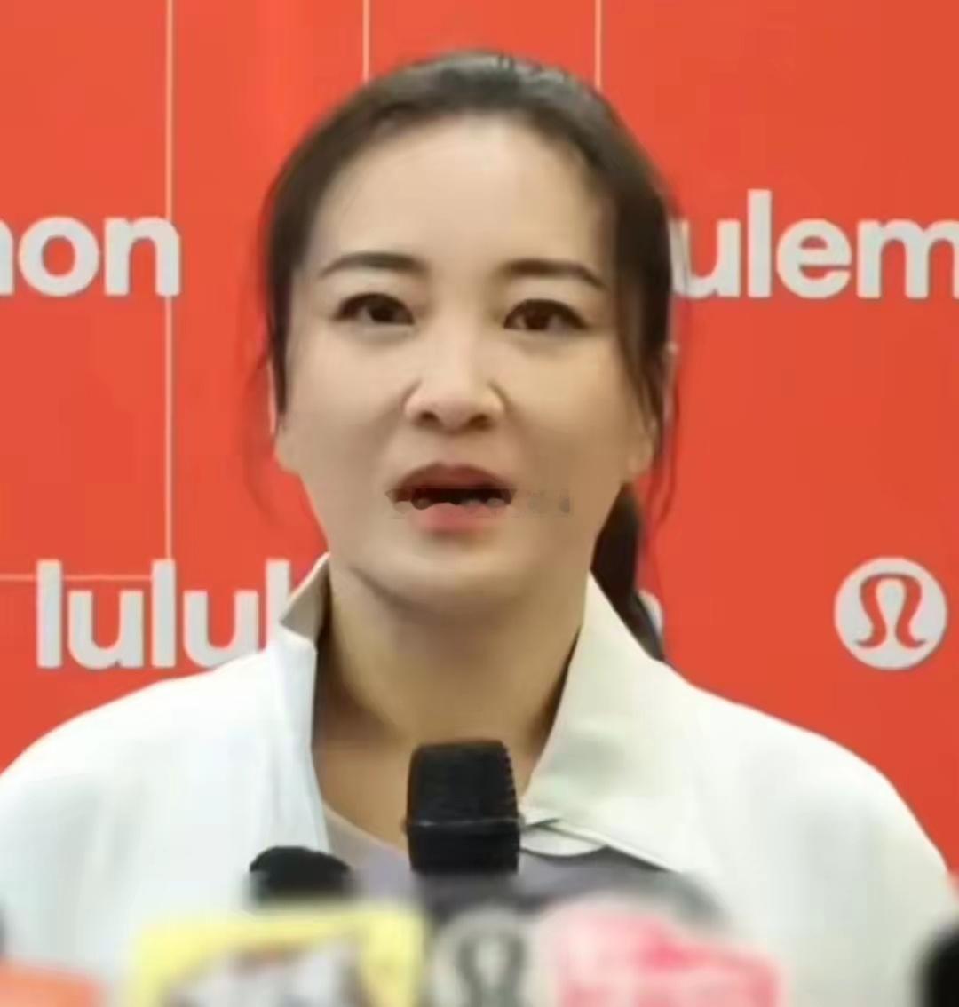 43岁贾玲最新露面，皮肤白皙紧致身材很瘦，狂夸汪顺帅气像流川枫 ​​​