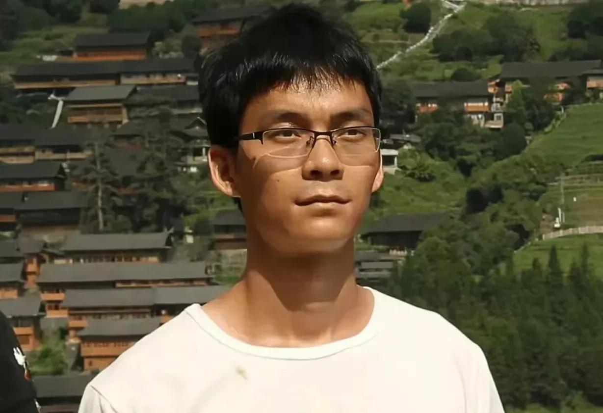 唐尚珺的人生规划是没问题的。
他的真实水平，最多达到普通本科。虽然经过不断复读，