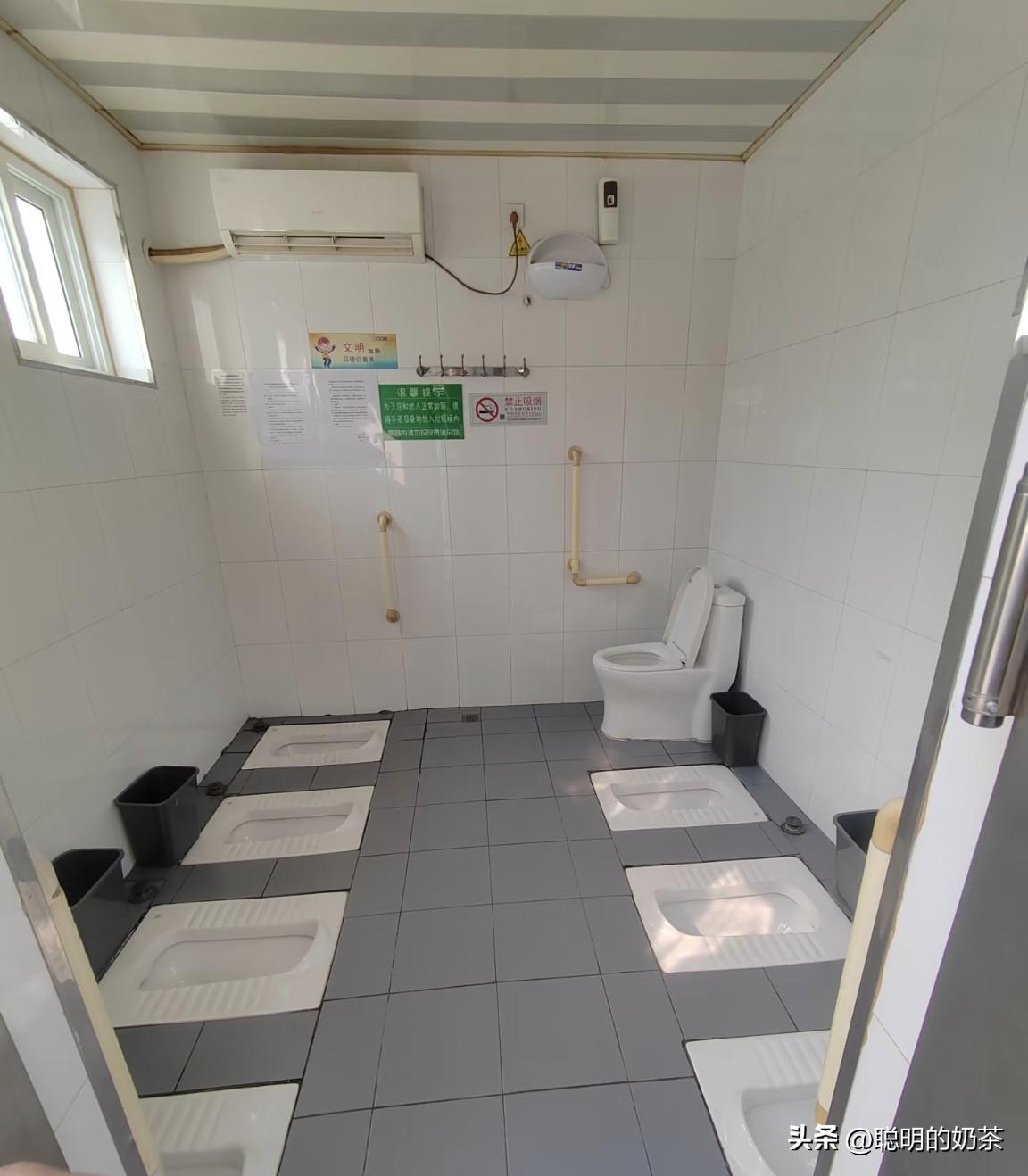 颠覆认知！这是大北京的蹲厕啊！你敢信，这是在北京西单某胡同偶遇的公厕！！看到此景