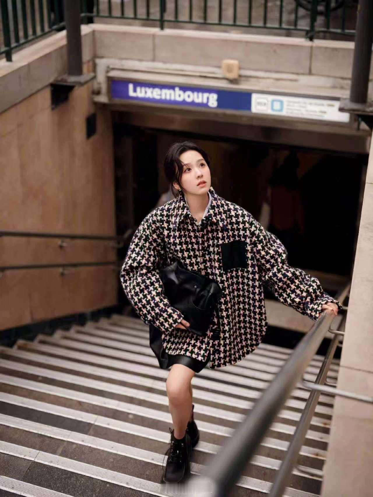 陈都灵漫步巴黎街头，晒巴黎的秋天，