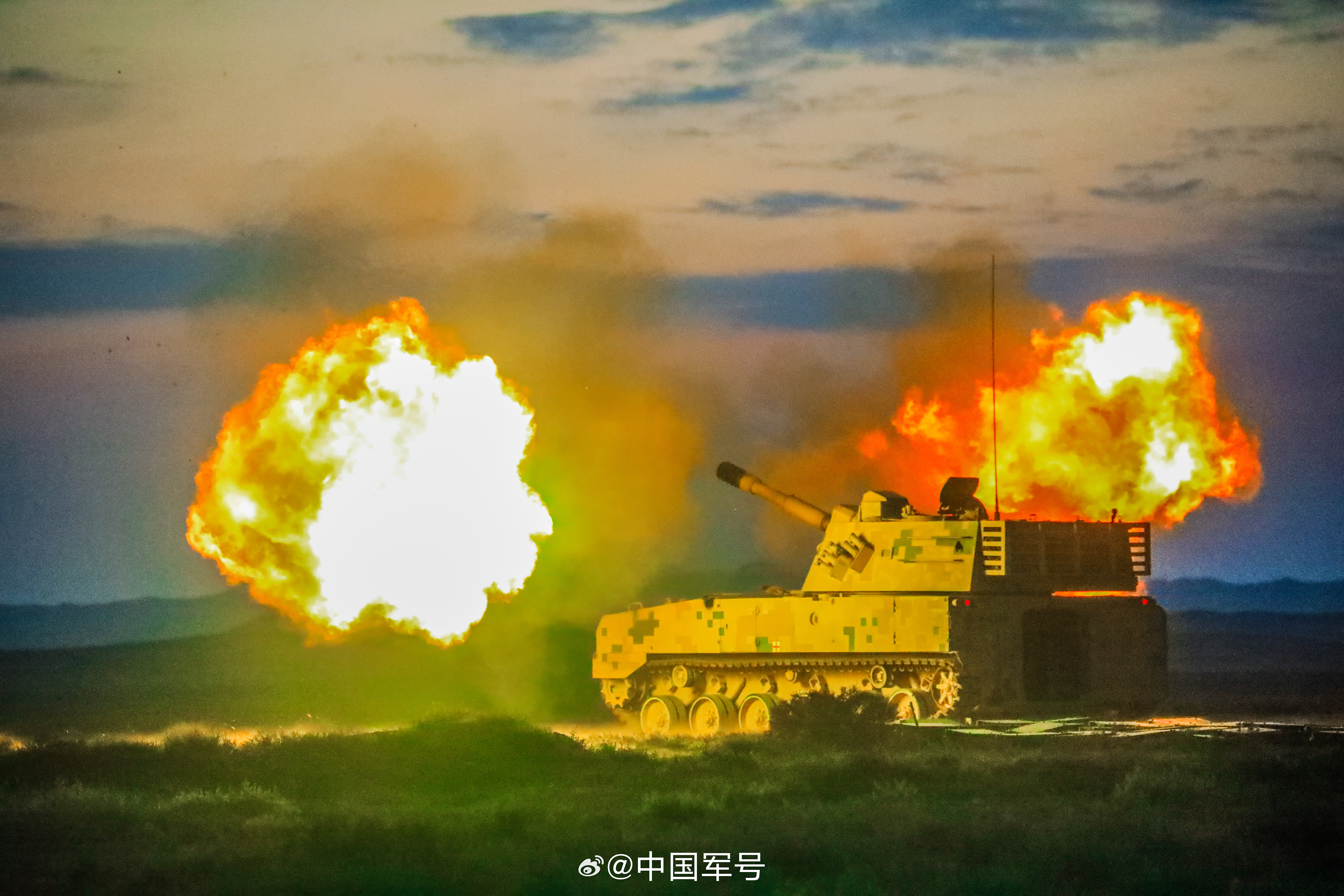 【烈焰出膛！高原之上多要素实弹射击超震撼】近日，陆军某旅在高原复杂地形展开多要素