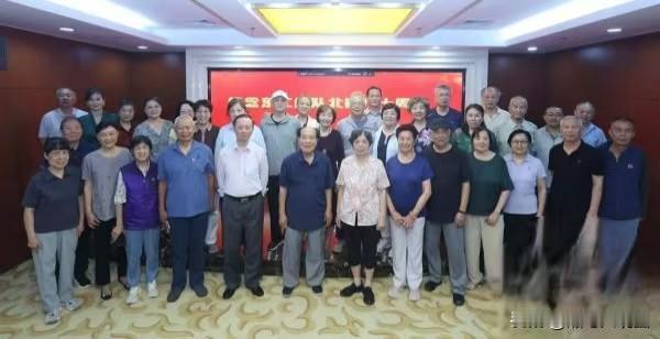 东江纵队南撤胜利80周年了！为了缅怀先烈铭记历史，东江纵队将士的后代相聚一堂。