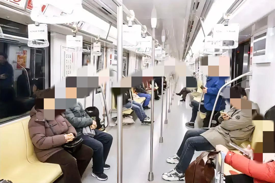 我天，这事儿看得我汗毛都竖起来了。

微信列表一整排男人，150一位，真不是段子