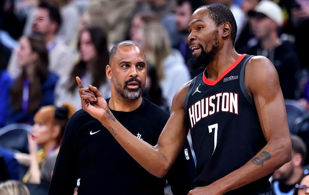 你敢信吗？
一支全靠探花、首轮中后段新秀和落选秀凑起来的球队，防守效率居然冲到了