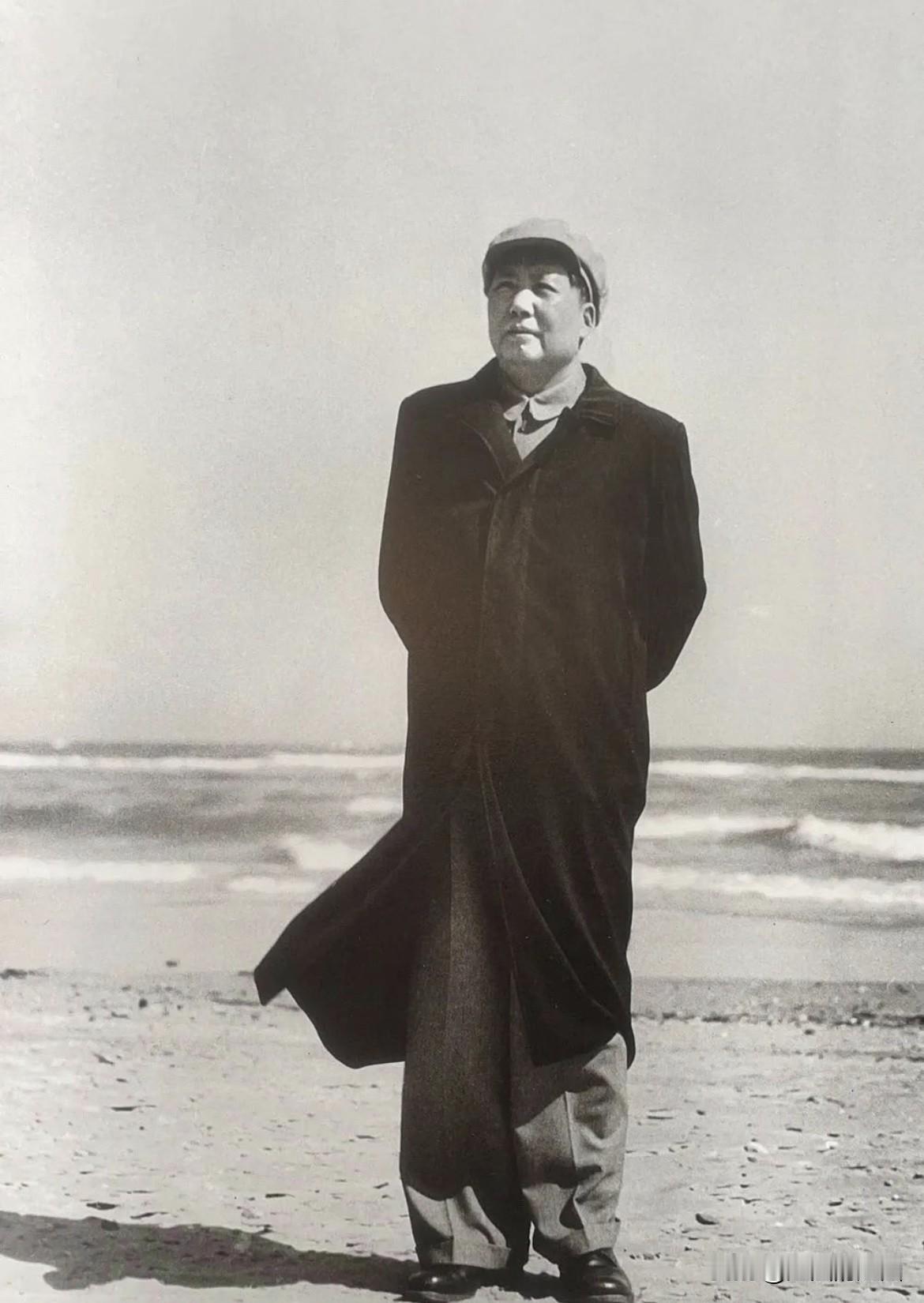 人到中年，独自扛过生活的苦，才慢慢读懂老一辈总怀念毛主席时代的原因。

不是那时