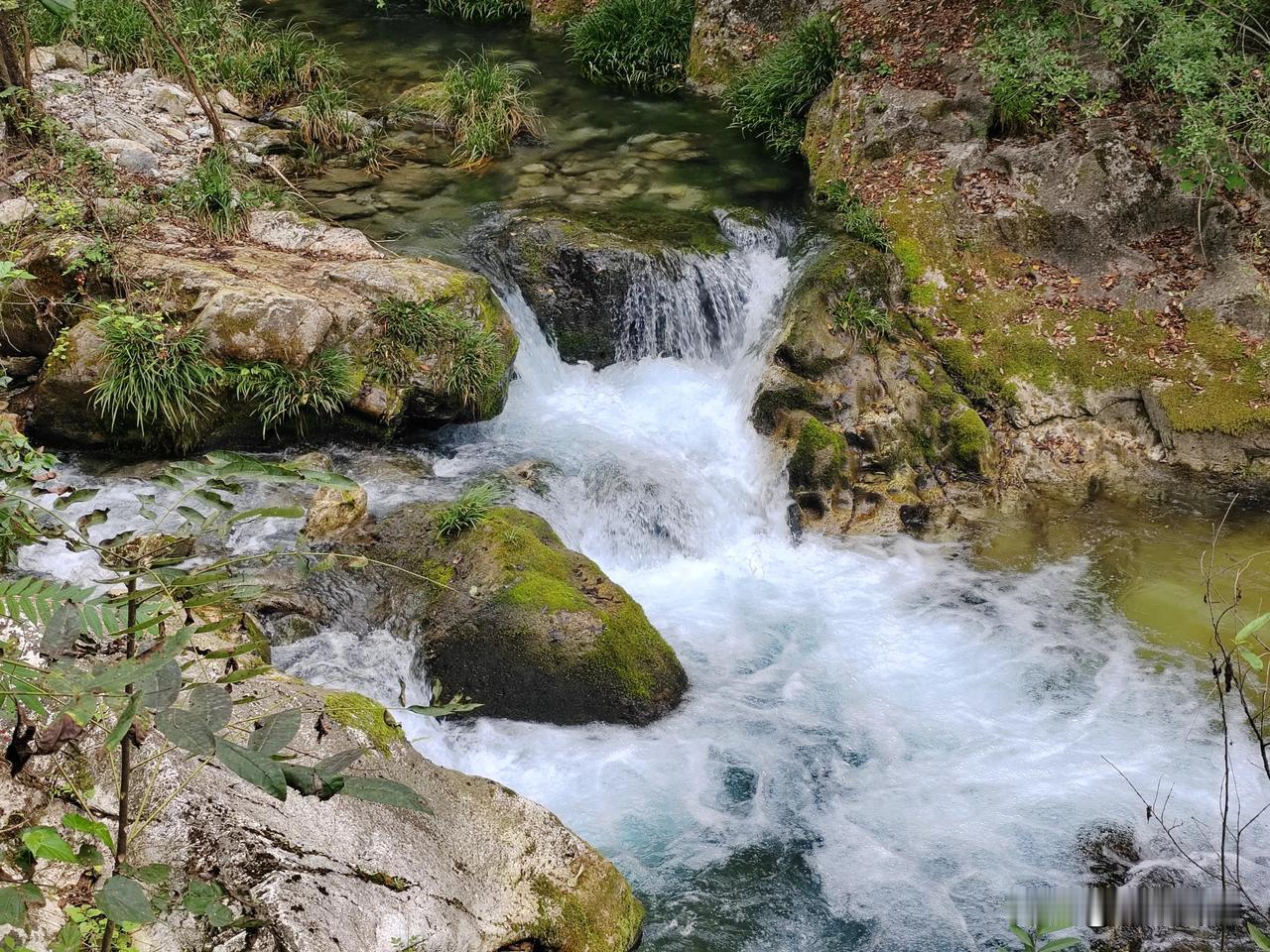 #旅行随手拍#
       金丝大峡谷，一处隐藏在群山之中的自然瑰宝，其水景尤
