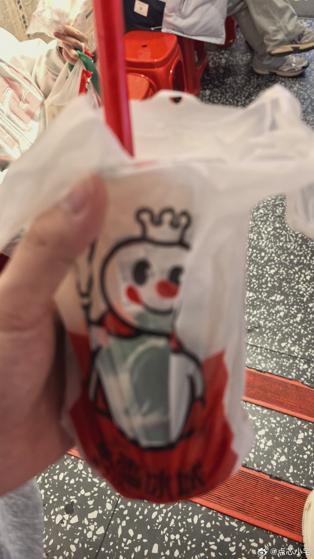 奈雪的茶没人喝了  不说我都忘了，还有这么一个奶茶品牌。现在奶茶竞争战斗太激烈了