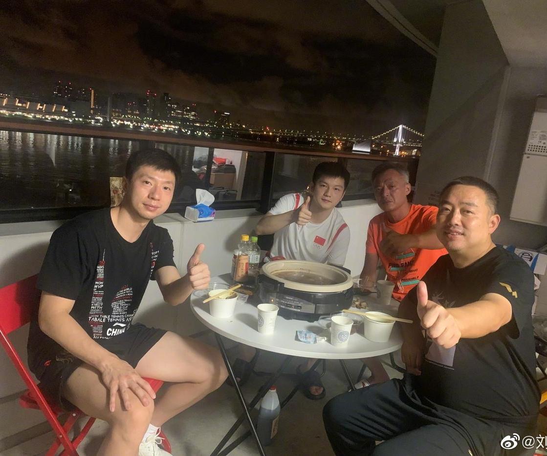 4位顶尖男乒教练员与球员同框：
樊振东龙姿凤表、气质闪闪发光；秦志戬两鬓染霜、目