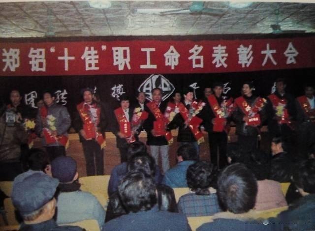 劳动不分高低贵贱，每一份认真工作的人都值得尊重。平凡的岗位一样能绽放光彩，只要心