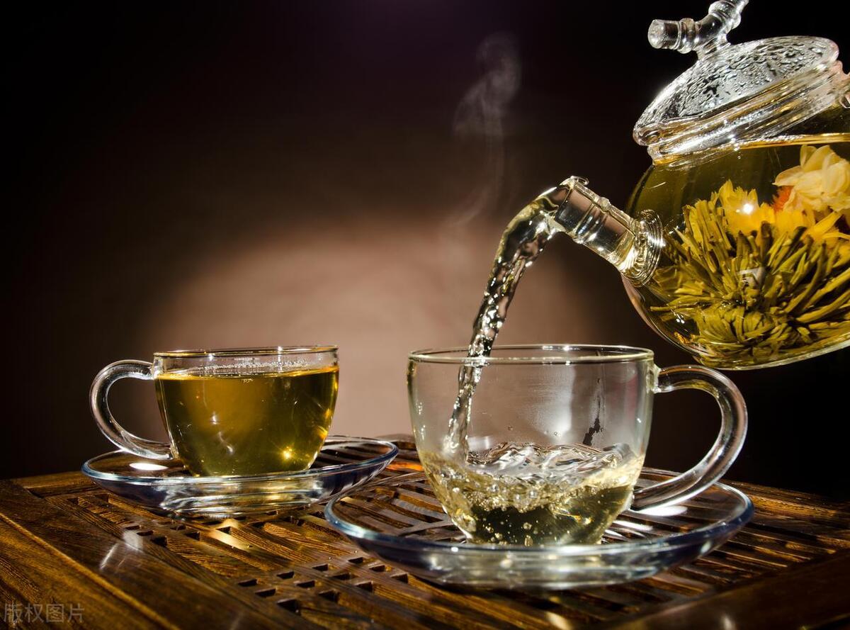 经常喝茶有益健康，但有4个禁忌要牢记，喝错了容易伤害身体

1、少喝浓茶

经常