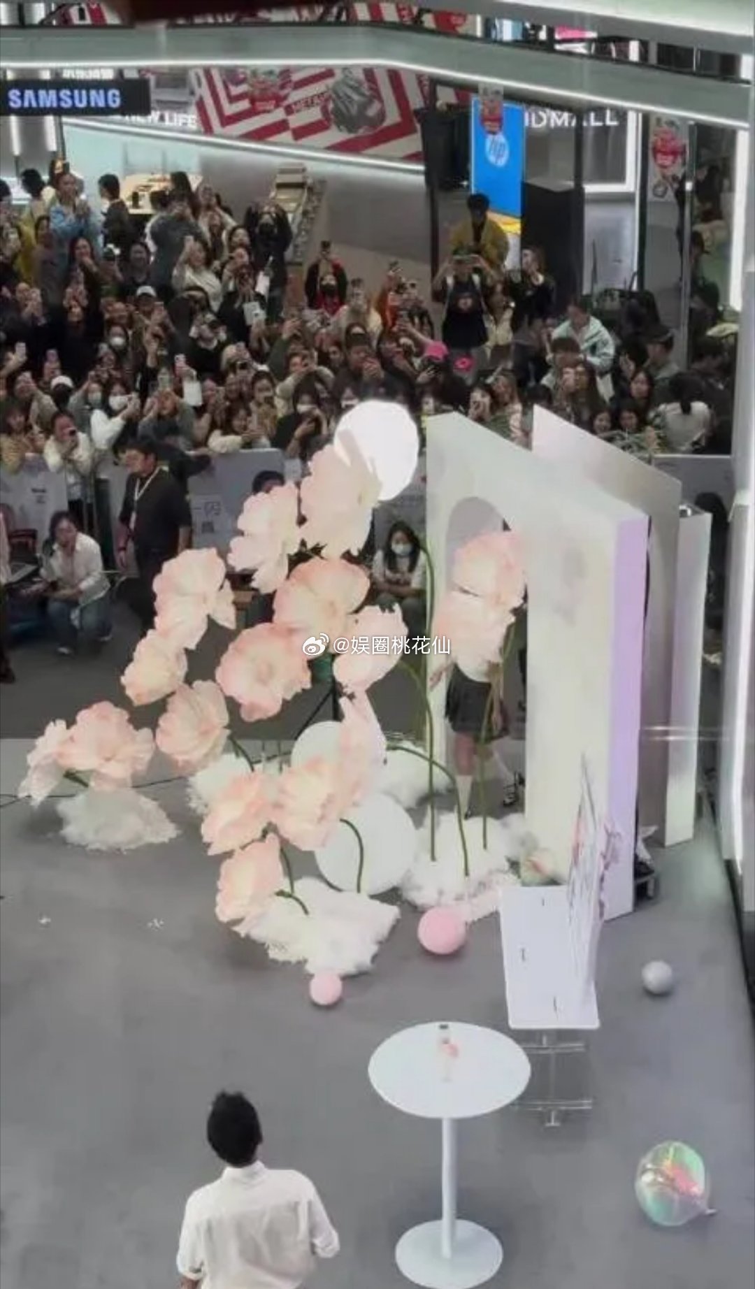 陈都灵化身学姐来啦！她扎着双丸子头，一身学院风造型亮相活动，模样又萌又美，十分吸