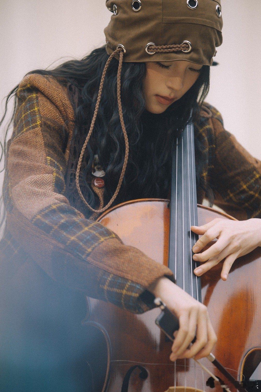 欧阳娜娜音乐会彩带是她的照片 这个idea太绝了！彩带变成娜比小时候的照片，飘满