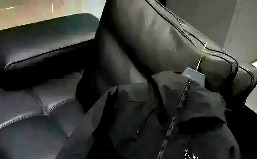 有人花七千块买件始祖鸟，是为了留着那个吊牌，拍照发朋友圈。
而有人花七千块，就是