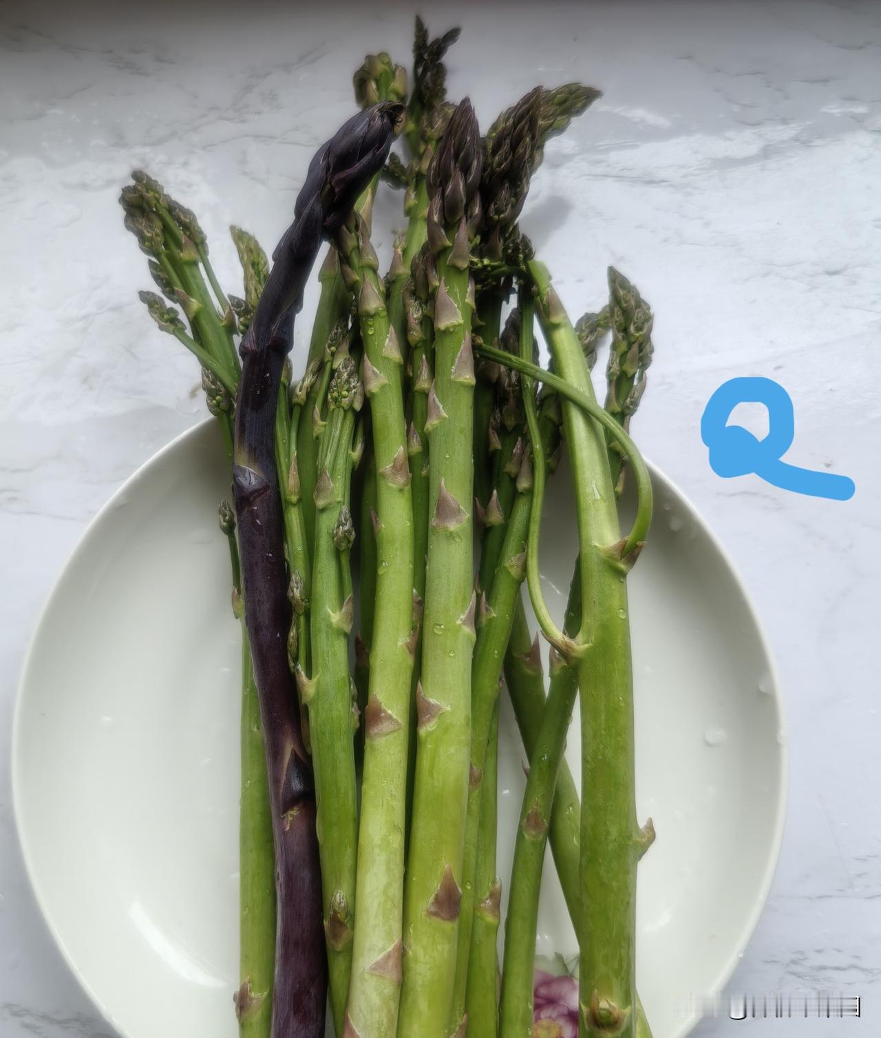 【老乔头种果菜·会种会采会吃】我把芦笋当水果
 
 
春天的头茬芦笋，嫩得一掰出