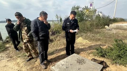 近日，江西吉安的曾先生在沂江河垂钓时，鱼线突然传来异样拉力，他满心期待“大鱼上钩