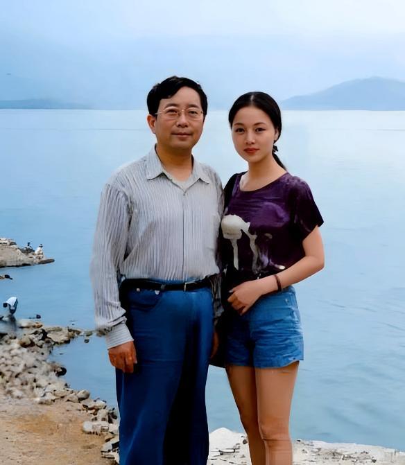 一九九二年，余秋雨和妻子马兰外出游玩时的合影老照片。彼时余秋雨四十六岁，帅气儒雅