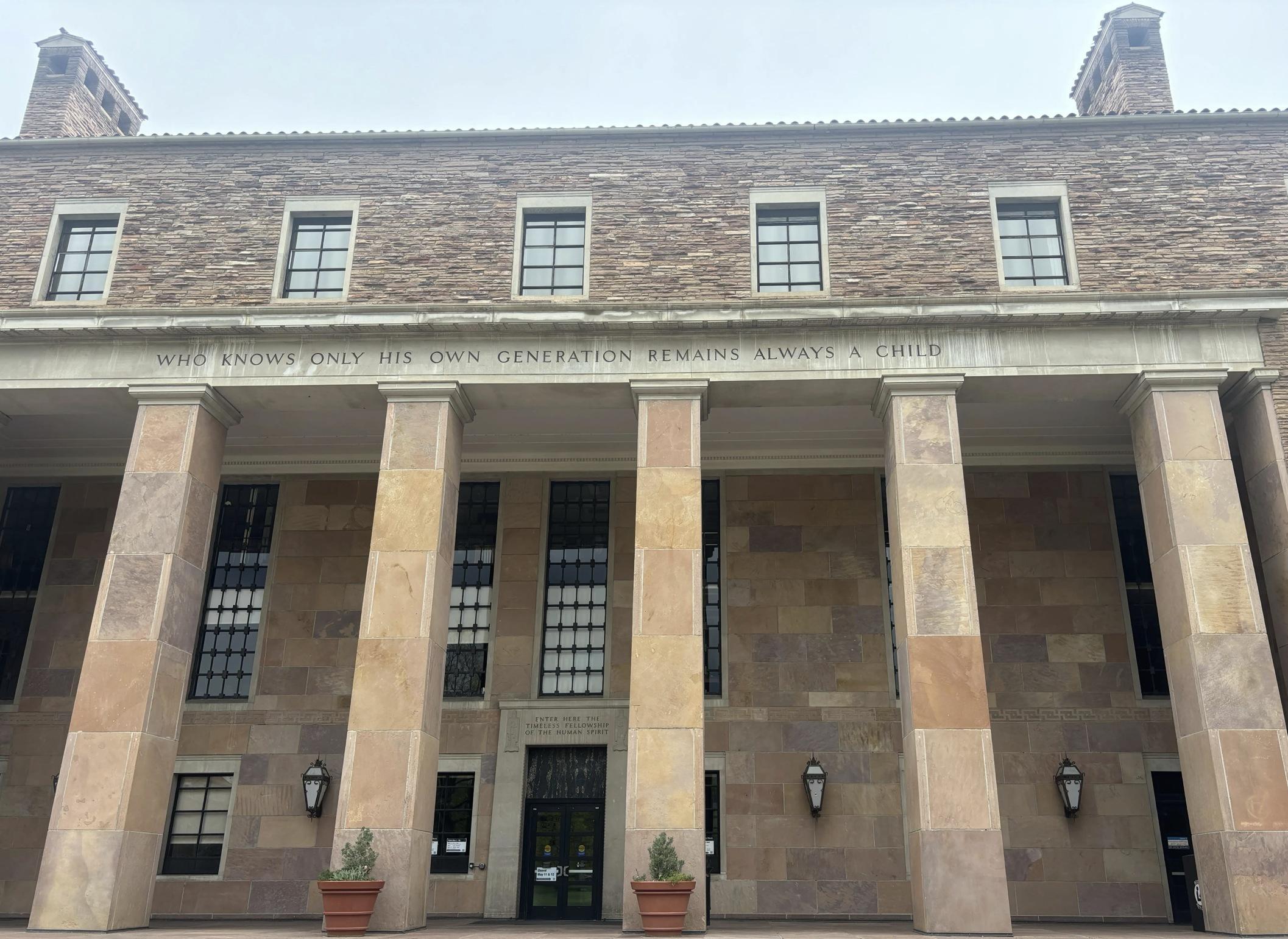 这座建筑物上有一句话: Who knows only his own gener