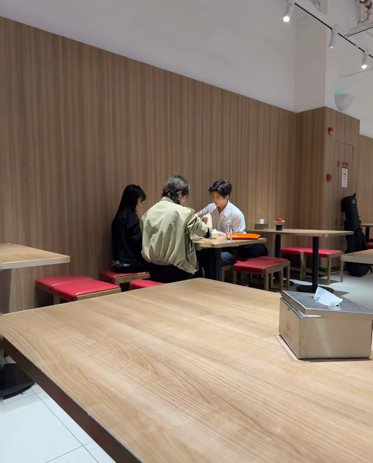偶遇闫桉吃饭闫桉[超话] 吃牛肉面偶遇闫桉！正在追《嫁金钗》，转头撞见陆大人本人