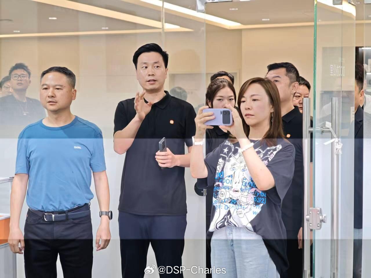 被辞退不是简单的泄密，网上我看都传了很多个版本了，还有写的跟小说一样离奇的。反正