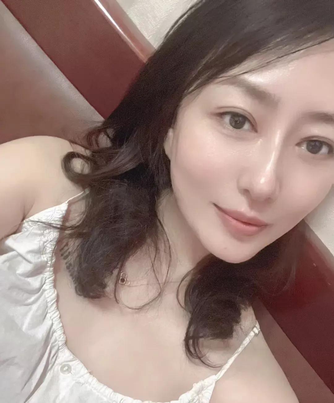 啪……菊花一紧，我的个妈啊，痛死我了，我扭头冲着老公就是吼:死鬼，你要死去一边死