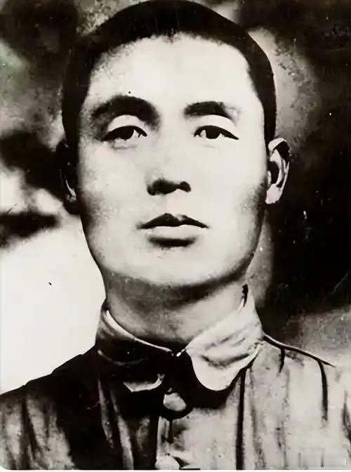 【“铁流后卫”董振堂将军】长征胜利89周年二万五千里长征每300米就有红军牺牲 