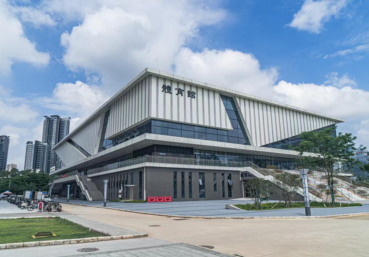 木棉灼灼，珠水泱泱。
四二芳华，逐浪湾区。
以德行立校，培养湾区发展的栋梁之材。