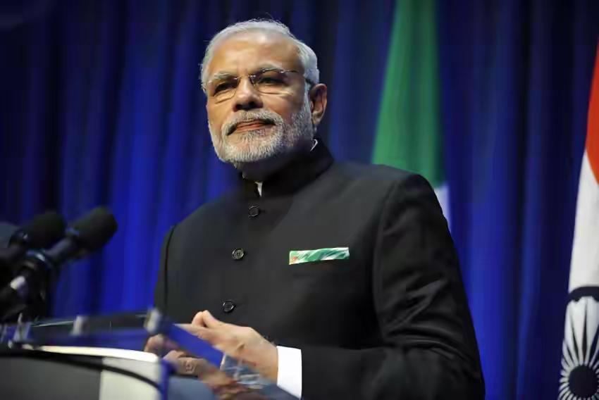 阿三：东大，跟你谈笔上亿的大生意！
东大：啥生意啊？
阿三：我们家要弯道超车搞电