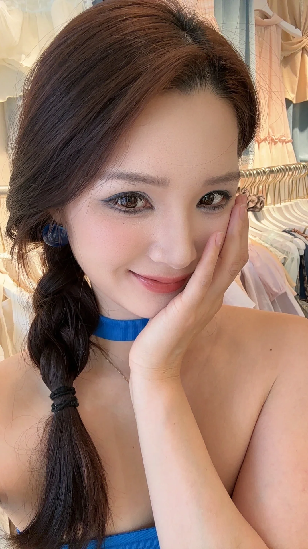 糟糕，忘记涂遮瑕了！蓝色眼影好好看~