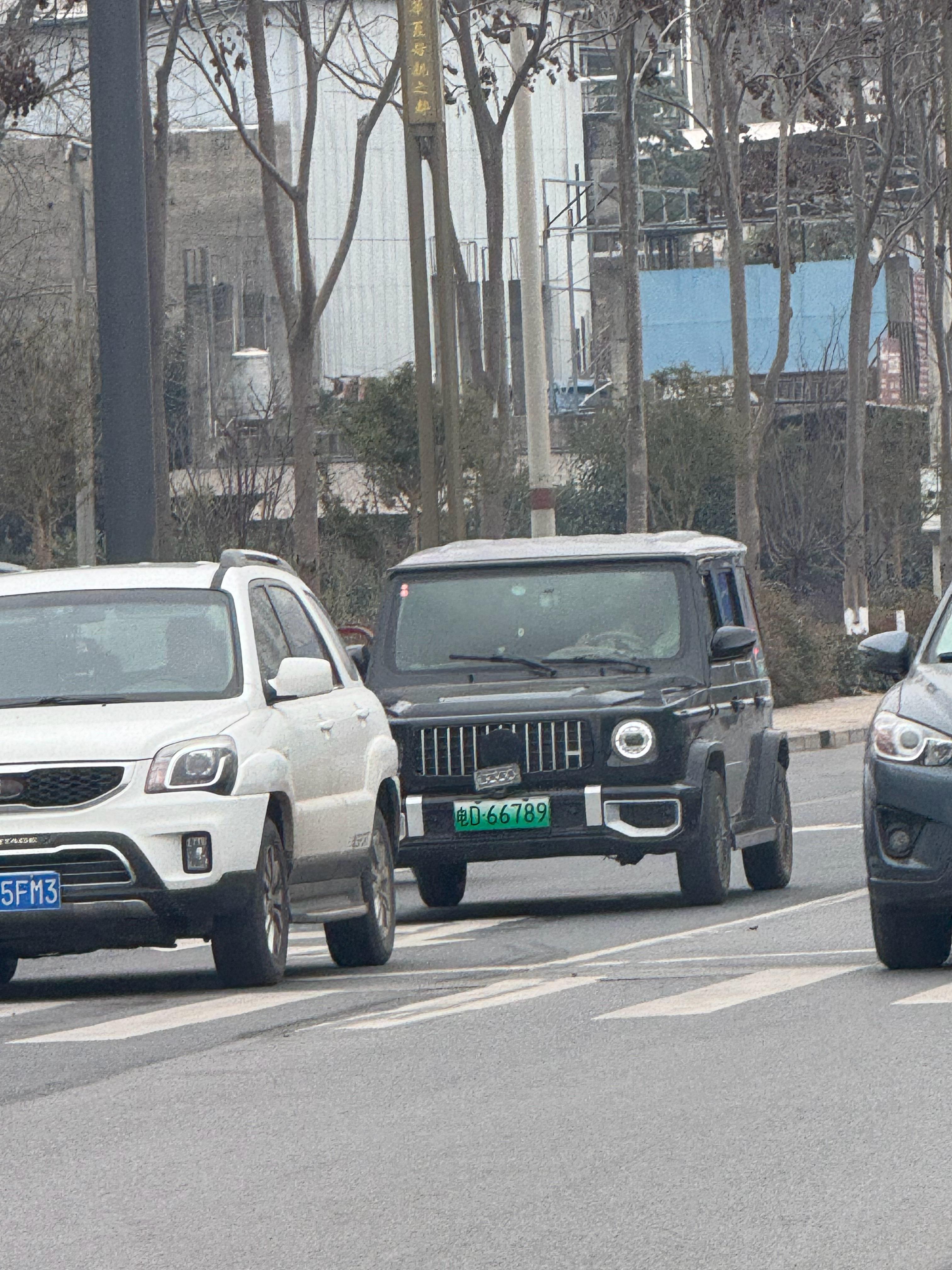 远远来了个奔驰小G，真的唬人。我就一个疑问，现在的老头乐整这么大，真的没有什么限