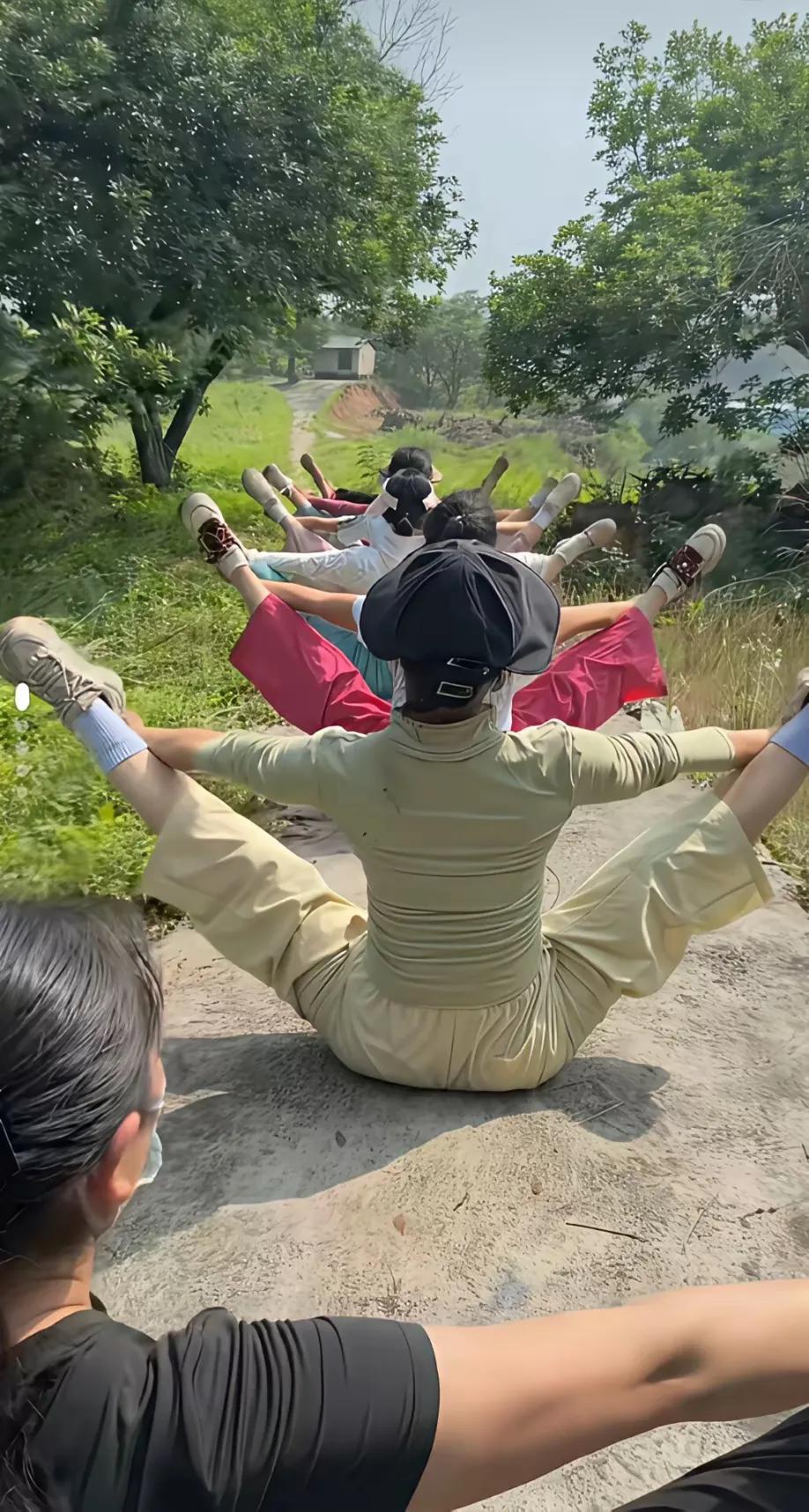 这晒太阳挺搞笑的
可能是又听到了某位养生大师给出的养生法。多晒太阳，取天地之阳日