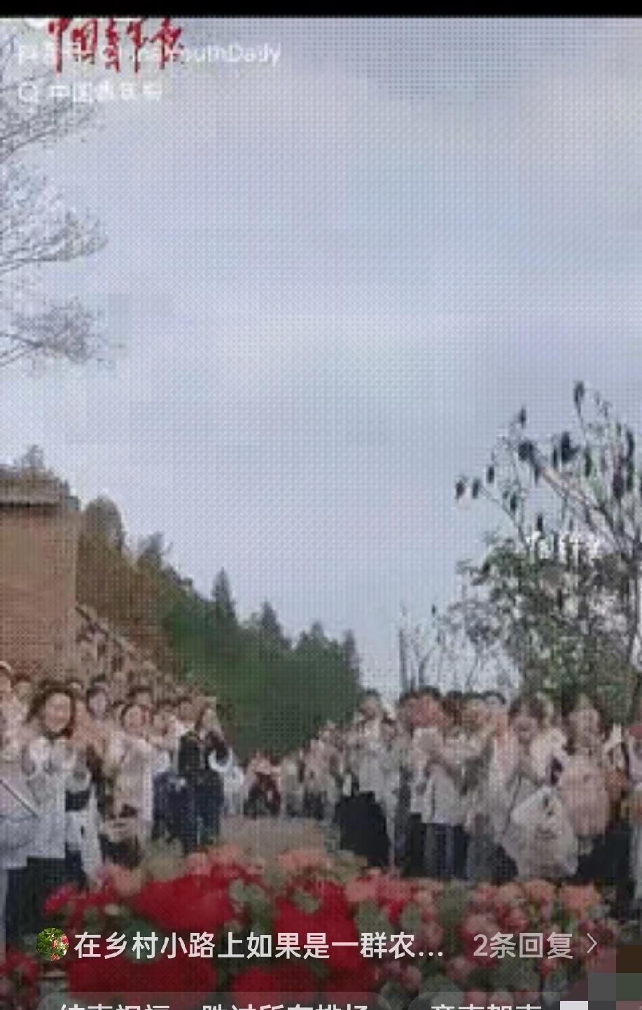 毕生难忘！四川这一幕，直接看哭无数人！
 
新人接亲返程，在乡间小路遇上春游的学