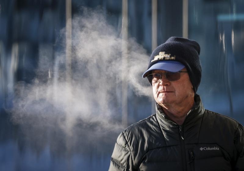 极寒天气想让室内温暖，得从选设备和加强保温下手。取暖设备不少，暖风机适合书桌旁等