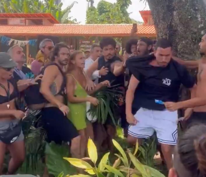 袭击手持巴勒斯坦旗帜女子后，以色列男游客遭巴西本地人群殴，周围人一片喝彩！

近