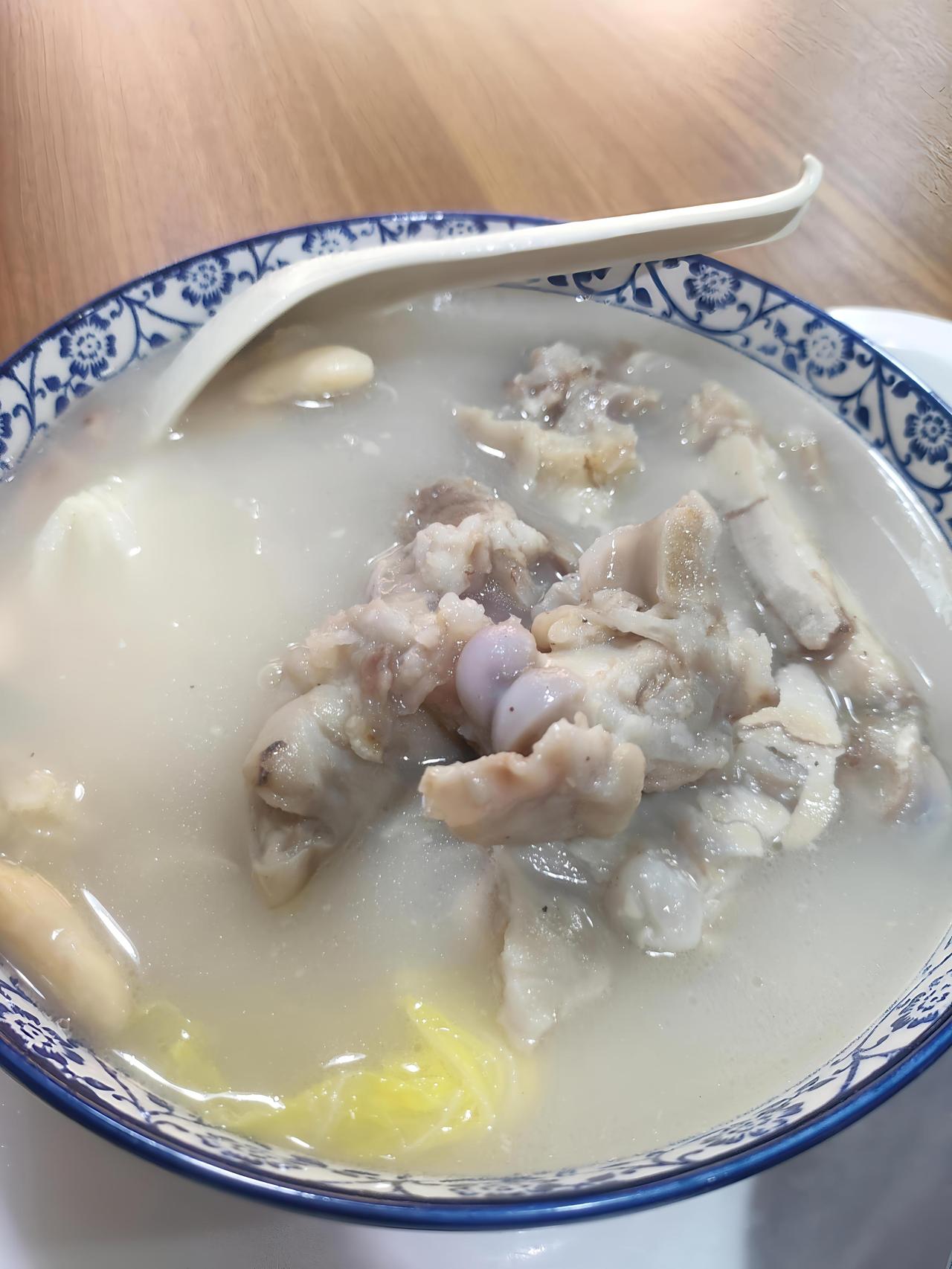 新年爱好打卡还没过元宵节，就来打卡这个蹄花汤，美味浓郁爆香，干掉一个大猪蹄子，一