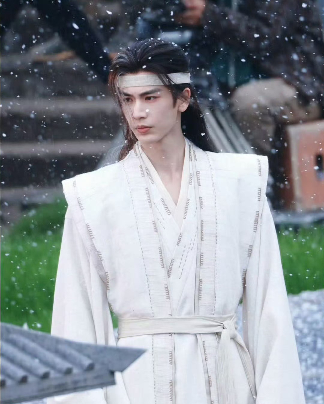 张凌赫今日《归鸾》最新路透，白衣撑伞，清冷感拉满