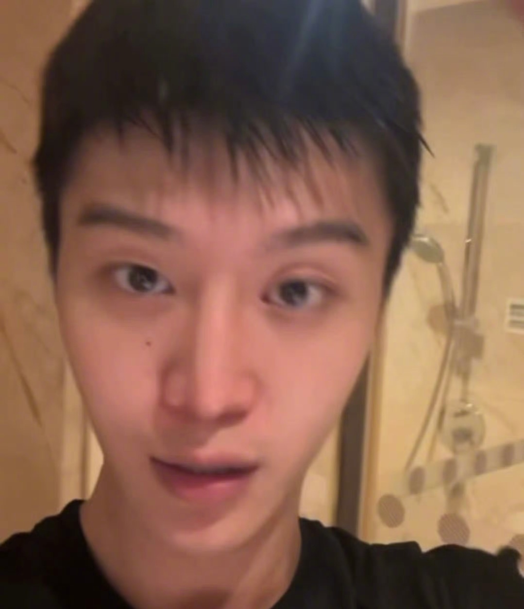 来看看范丞丞素颜直播，这颜值在娱乐圈属于什么水平呢？ 
