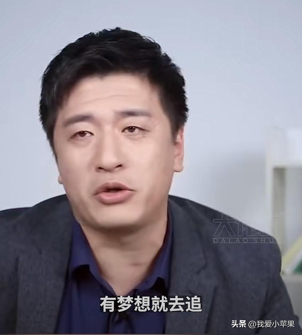 张雪峰拿自己的父亲举例：年轻人一定要先赚钱再谈梦想。
张雪峰说：“我父亲临去世那