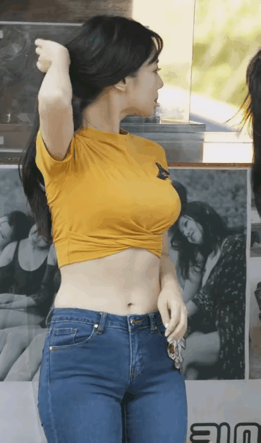 活动现场的黄衣姑娘（3）