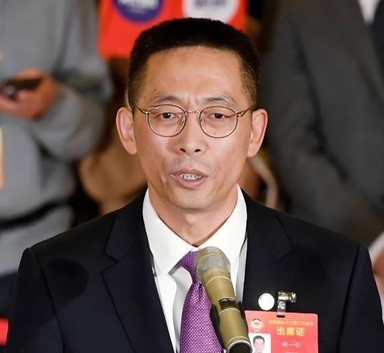 一次国际会议上，一位瑞典教授在谈到中国科技时，露出满脸不屑。时任清华副校长的施一