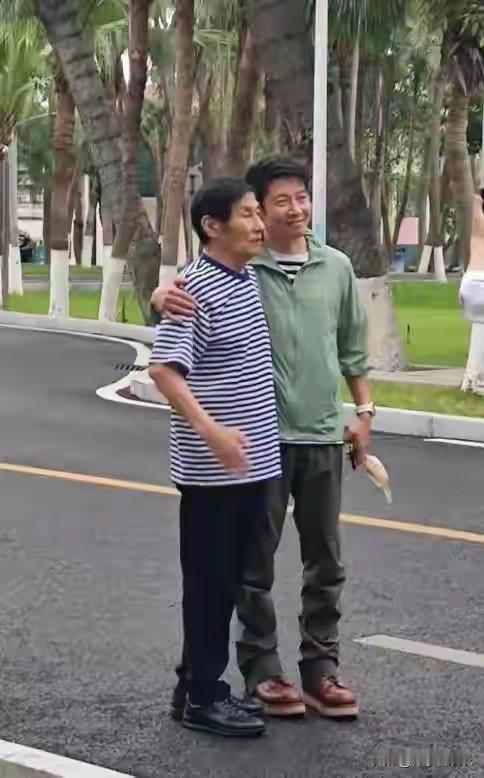 2026年2月23日，刚结束高强度春晚主持工作的撒贝宁，被网友在武汉某酒店门口“