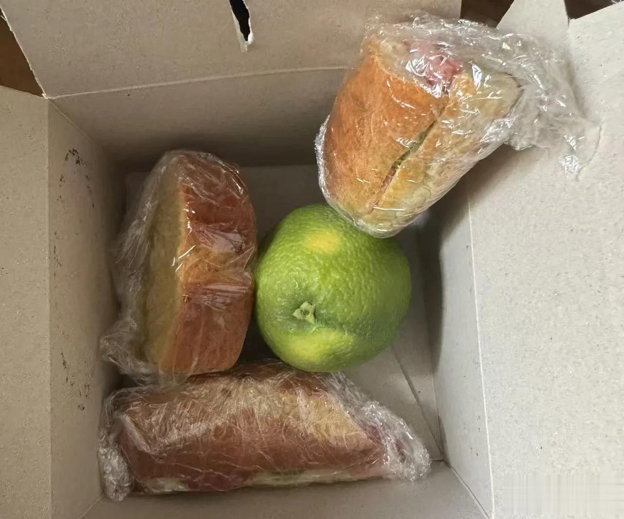 埃塞俄比亚🇪🇹开个国际会议
15美元买的午饭
天天吃这个凉汉堡
连续吃三天
