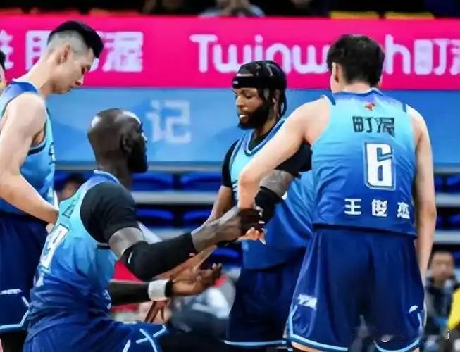 4月14日，CBA第39轮广东与宁波的对决，无疑是一场“徐杰封神，崔永熙一帽定乾