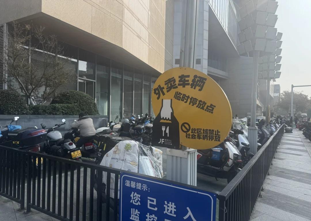 知道景枫为啥是江宁商场顶流了吧
同样都是商场对待外卖小哥的态度相差甚远，景枫专门