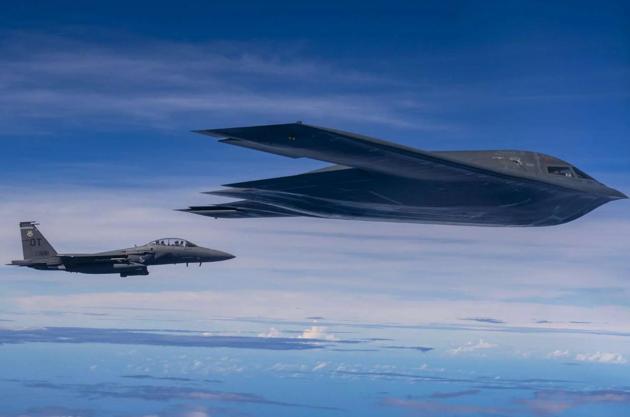 B-2+F-15E演练海上打击，远程隐身反舰导弹成新王牌，美军分布式杀伤成型
 