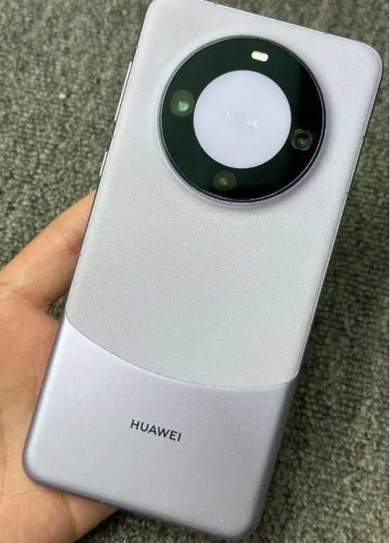 近日，一位长期使用iPhone的网友决定转投华为阵营，入手了一款二手华为Mate