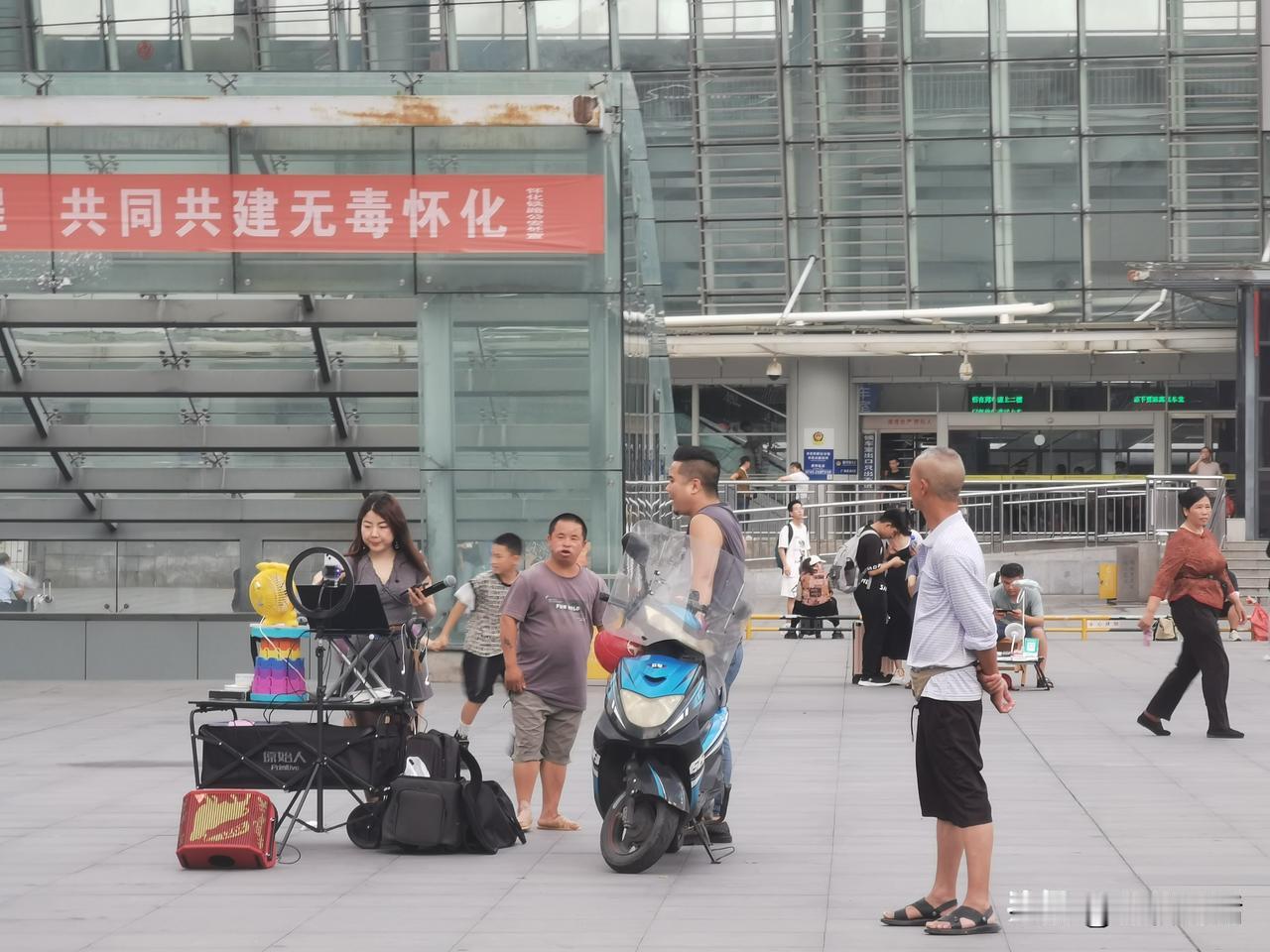 重逢铁轨之歌
**重逢铁轨之歌**尘封的记忆，悄然开启，车厢的轮廓，逐渐清晰。窗