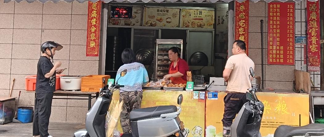 漳州市长泰区林墩——杨阿姨和丈夫入十六年前入驻林墩经营一家包子店，主打销售外来打