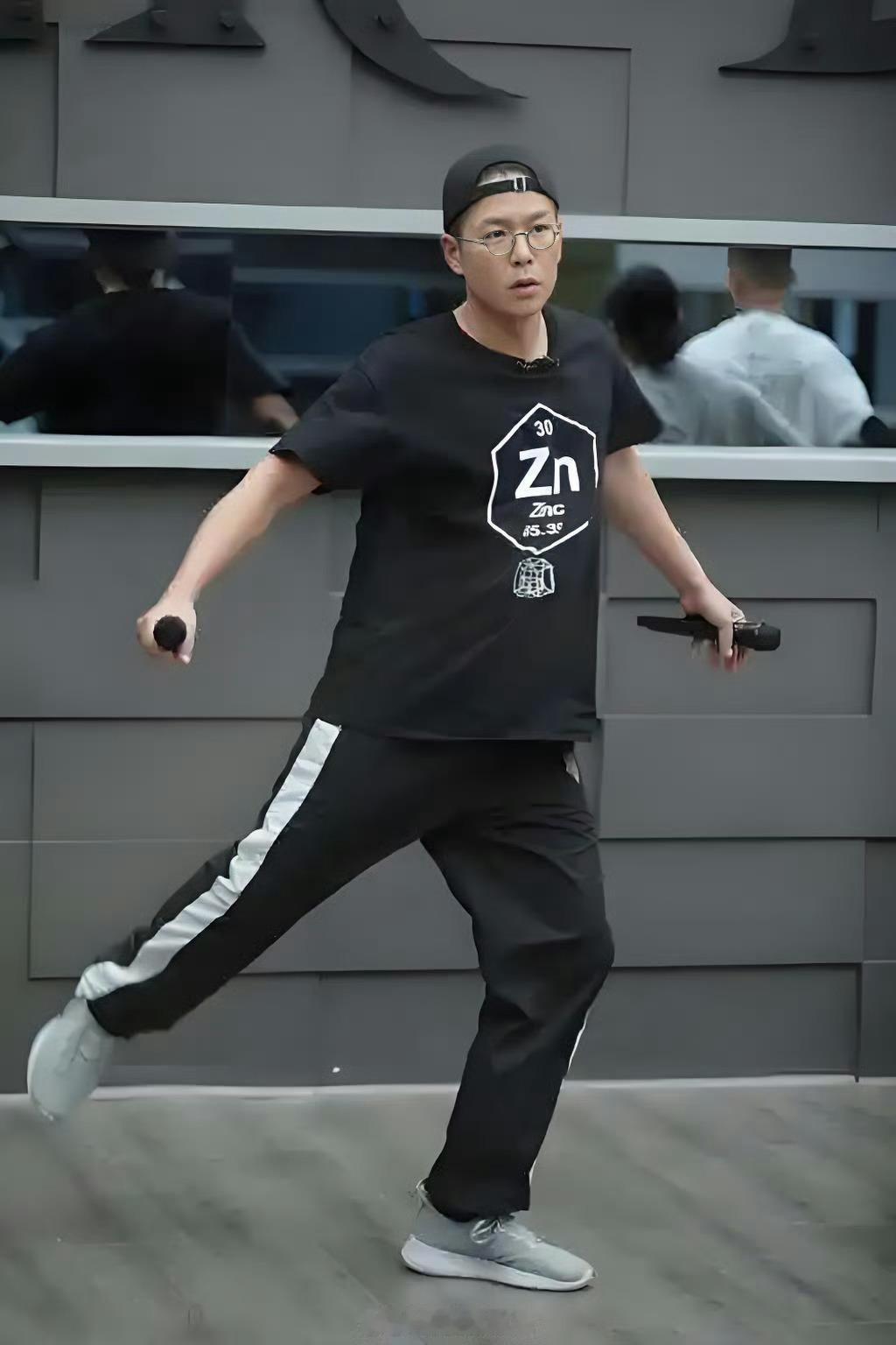 林晓峰一秒抵达披哥录制现场 时隔四年再看大湾区形态的林晓峰，太让人怀念了！第一季