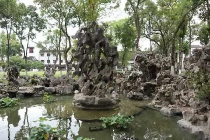 宋小宝爆红后，跟赵本山提出了一个请求，他说：师父，有个人能耐很大，就是长得非常磕